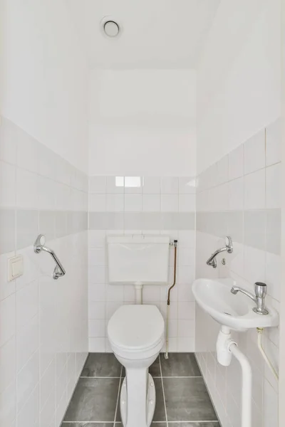 Malý WC s vestavěnými madly — Stock fotografie