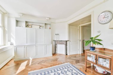 Kitaplığı olan güzel bir oda.