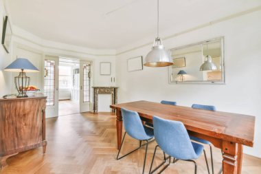 Dört kişilik konforlu yemek odası.