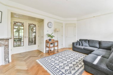 Minimalist tarzlı oturma odasının içi
