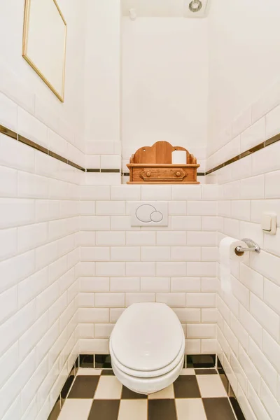 Banheiro pequeno com piso de tabuleiro — Fotografia de Stock