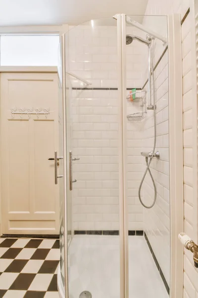 Восхитительная ванная комната с шашечным полом — стоковое фото