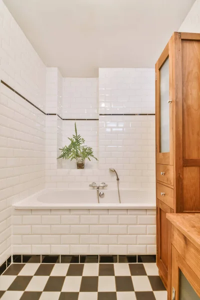 Восхитительная ванная комната с шашечным полом — стоковое фото