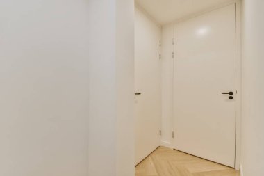 Güzel parke zeminli lüks bir oda.