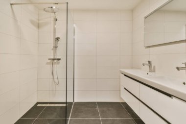 Büyük aynalı hoş bir banyo.