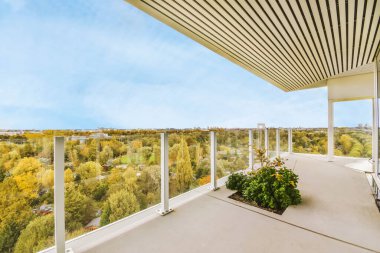 Cam parmaklıklarla büyüleyici balkon.