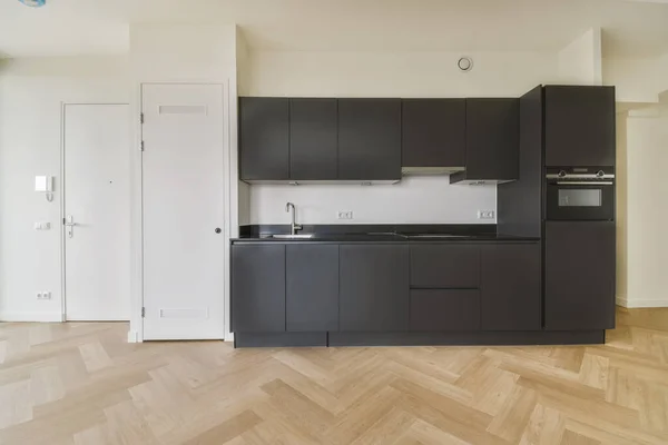 Удивительная кухня с черным кухонным блоком — стоковое фото