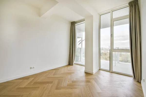 Habitación fascinante con ventana de piso a techo —  Fotos de Stock