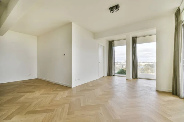 Habitación fascinante con ventana de piso a techo —  Fotos de Stock