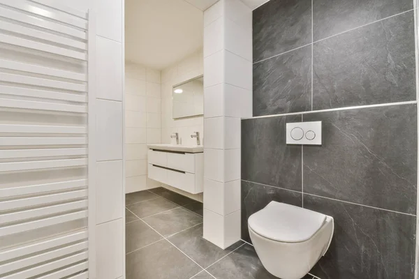 Bagno superiore con WC appeso a parete — Foto Stock