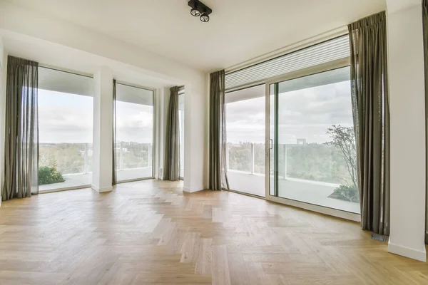 Роскошная комната с двумя огромными окнами — стоковое фото