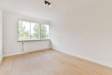 Büyük pencereli ve parke zeminli oda