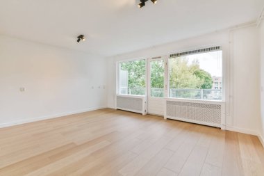 Büyük pencereli ve parke zeminli oda