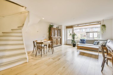 Oturma odası ve yemek odası olan büyük bir oda.