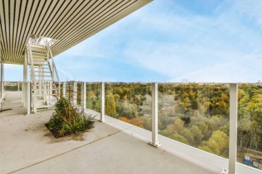 Büyüleyici manzaralı olağandışı bir balkon.