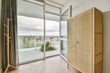 Balkona açık kapısı olan bir oda.