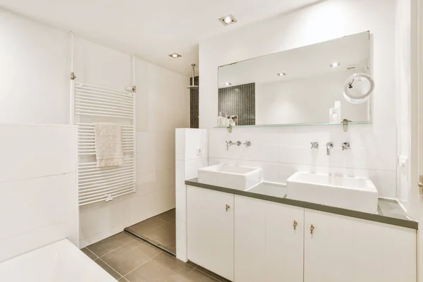 Elegancka łazienka z dwoma umywalkami — Zdjęcie stockowe