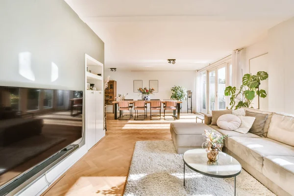 Wohnzimmer mit einem großen braunen Sofa — Stockfoto