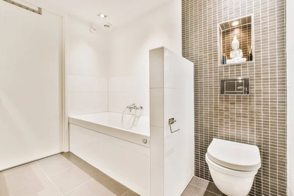 Design de interiores de luxo de um banheiro — Fotografia de Stock