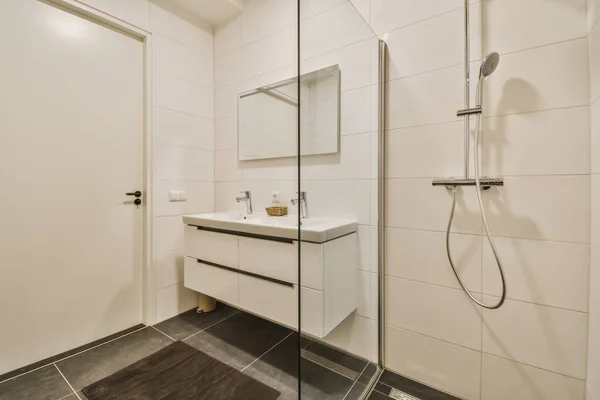 Łazienka z wiszącą komodą z umywalką — Zdjęcie stockowe