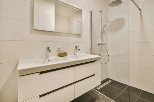 Banheiro com uma caixa pendurada de gavetas com uma pia — Fotografia de Stock