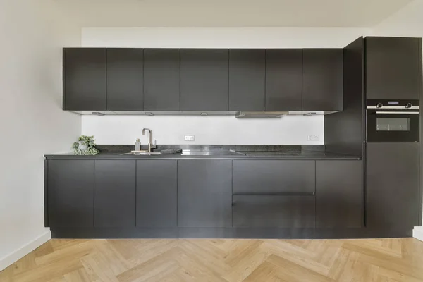 현대식 주방에 설치 된 검은 전벽 부엌 — 스톡 사진