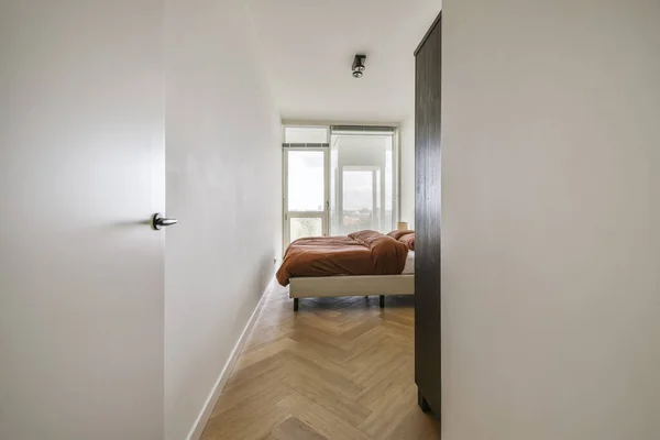 Luksusowa sypialnia z brązową puszystą narzutą — Zdjęcie stockowe