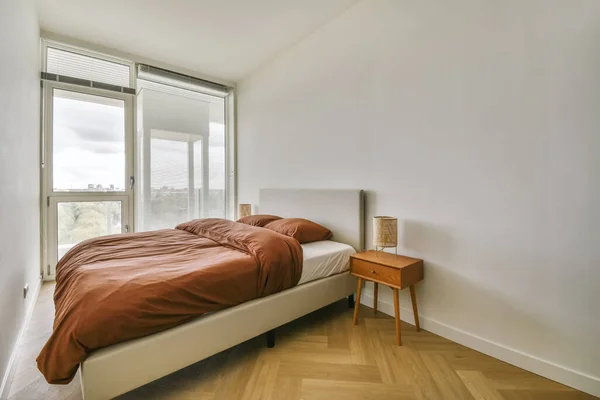 갈색의 솜털이 돋은 침구가 있는 고급 침실 — 스톡 사진