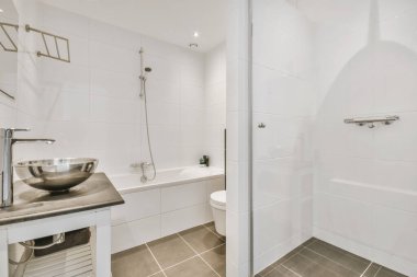 Parlak, zarif banyo.