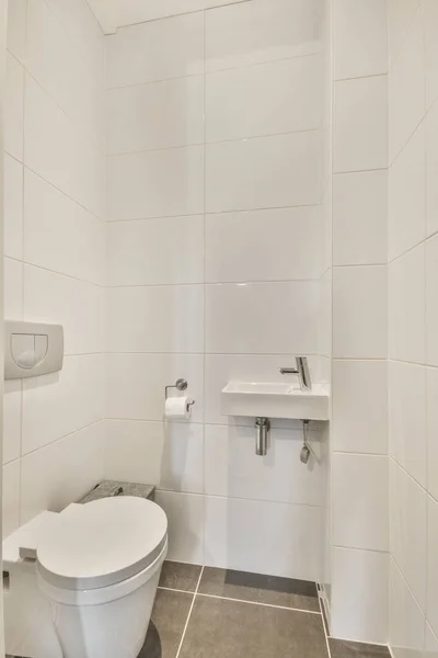 Klein schoon toilet — Stockfoto