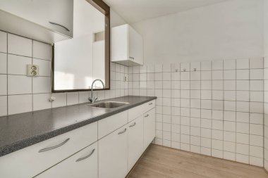 Modern dairede küçük bir mutfak.
