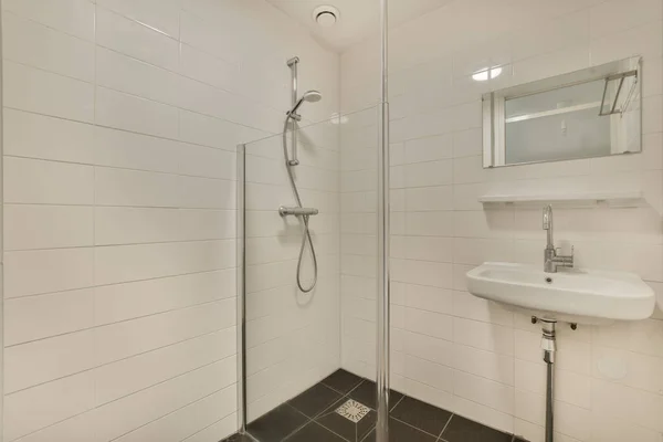 Attraktives und gemütliches Badezimmer — Stockfoto