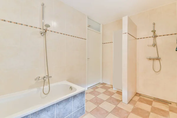 Precioso cuarto de baño con suelos de baldosas —  Fotos de Stock