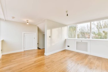 Güzel aydınlık oda.