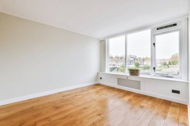 Güzel aydınlık oda.