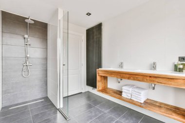 Modern parlak banyo