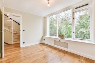 Güzel aydınlık oda.