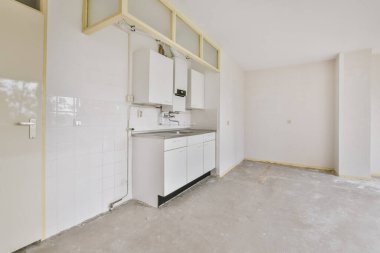 Küçük mutfağı olan oda.