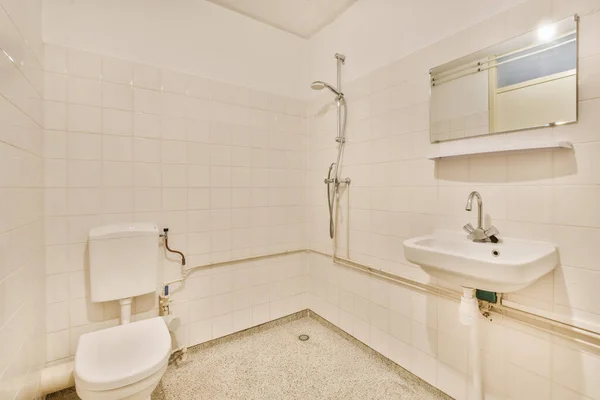 Luminoso interno bagno elegante — Foto Stock