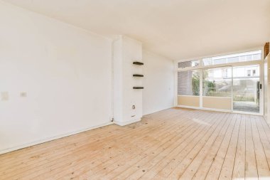 Penceresi ve bitişik kapısı olan bir oda