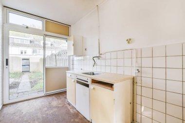 Cam kapılı bitmemiş mutfak alanı