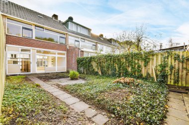 Çitleri olan hoş bir avlu.