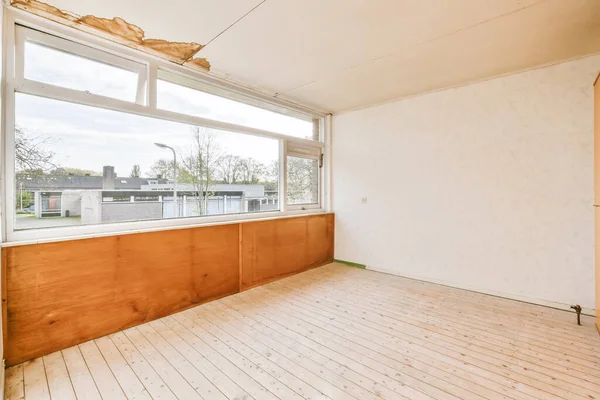 Großes gemütliches, leeres Zimmer mit Fenster — Stockfoto
