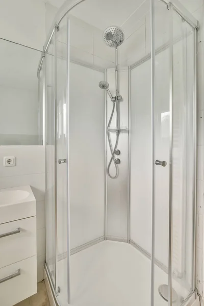 Сучасна душова кабінка — стокове фото