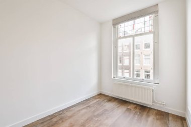 Büyük ahşap pencereli bir oda.