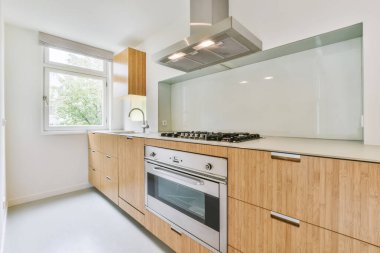 Mutfak alanında ahşap mutfak ünitesi var.