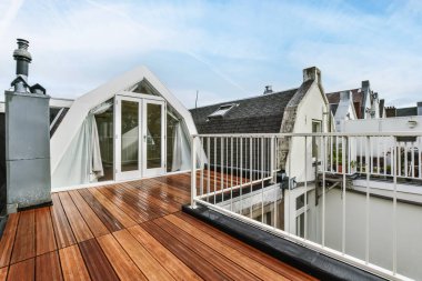 Nefis ahşap döşemeler ve beyaz parmaklıklar.