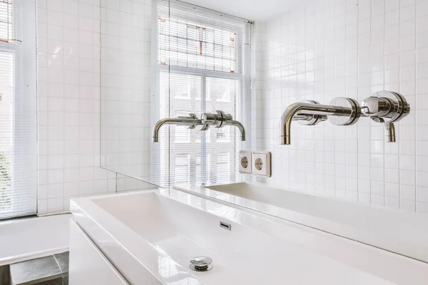 Lyxigt badrum med två kranar — Stockfoto