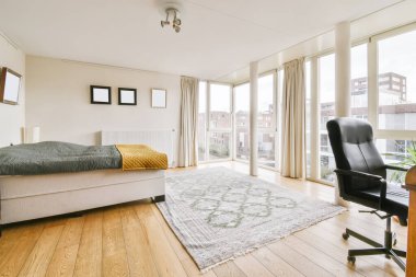 Büyük yataklı güzel bir yatak odası.