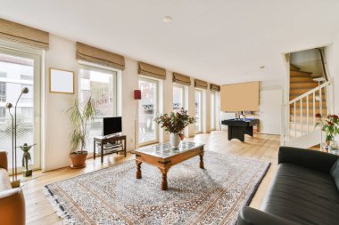 Siyah deri koltuğu olan güzel bir oturma odası.